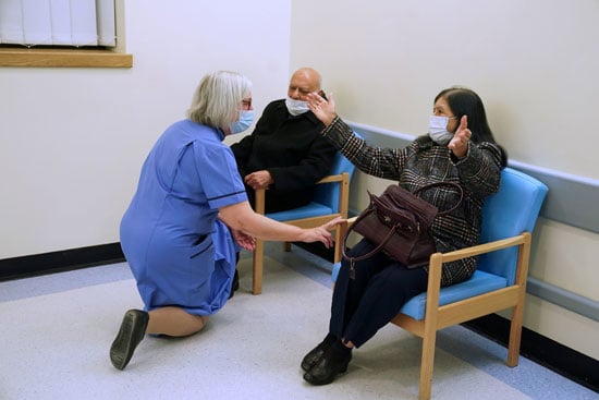 الممرضة تتحدث للدكتور هاري شوكلا   87 عامًا ، وزوجته رانجو قبل تلقى أول لقاح