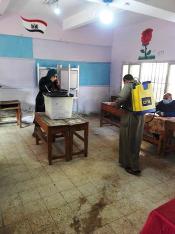 أعمال تعقيم مكثفة للجان الانتخابية أثناء عملية التصويت بالغربية (8)