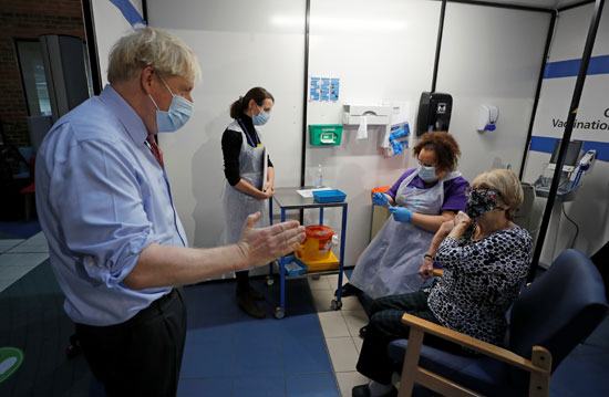 رئيس الوزراء البريطاني بوريس جونسون يزور مستشفى جاي لمتابعة إعطاء أول جرعات لقاح  كورونا  (3)