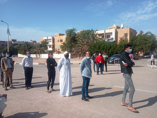 طوابير أمام اللجان الانتخابية بمدينة طور سيناء (2)