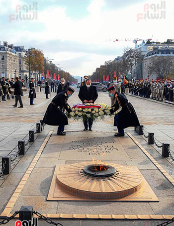 الرئيس عبد الفتاح السيسى يضع إكليلا من الزهور على قبر الجندى المجهول بقوس النصر بباريس