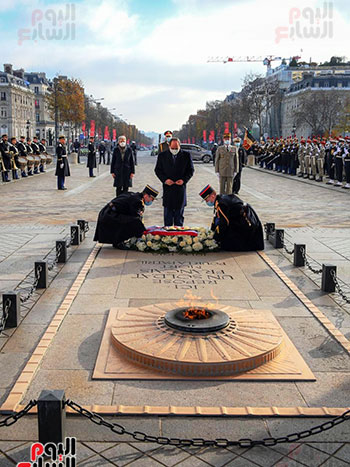 الرئيس السيسى يضع إكليلا من الزهور على قبر الجندى المجهول بقوس النصر بباريس