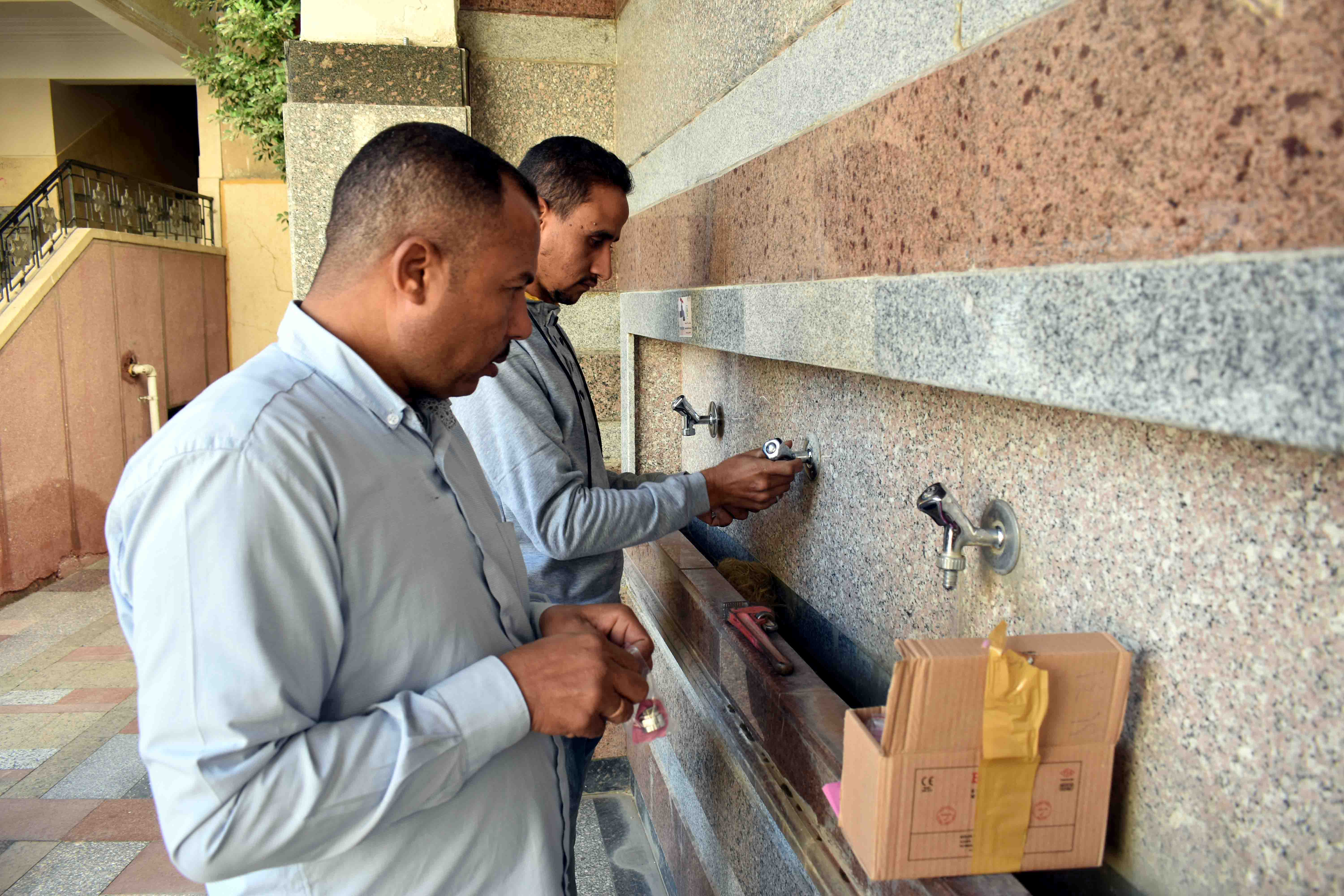 تركيب قطع موفرة للمياه بالكنائس والمساجد (1)