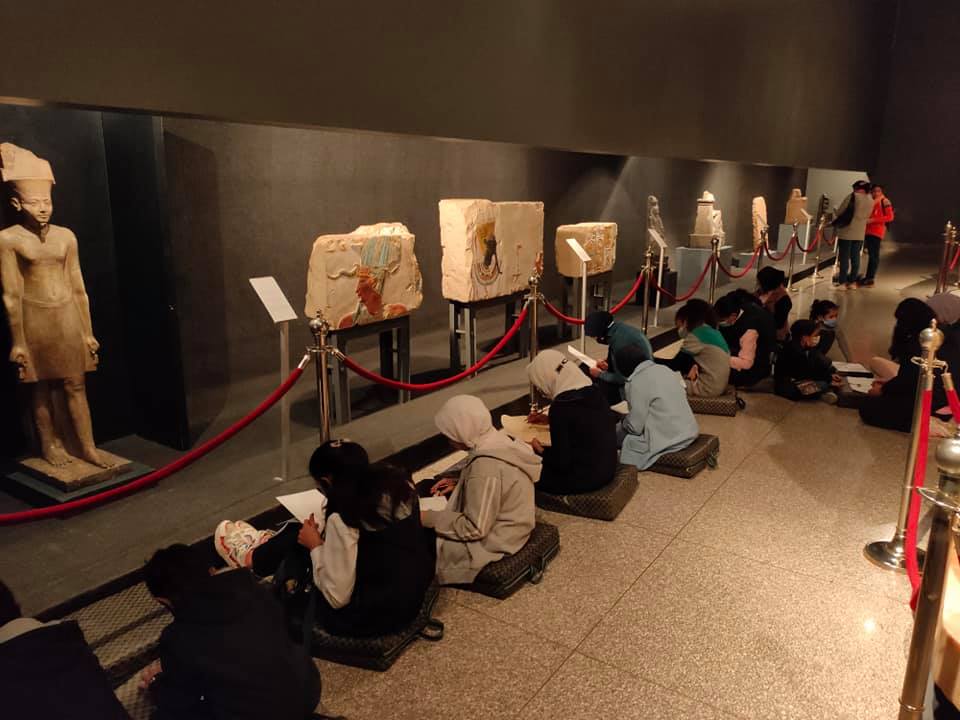 متحف الأقصر يستقبل طلبة موهوبين بالمدارس وينظم ورشة رسم  (1)