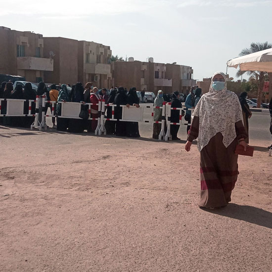طوابير أمام اللجان الانتخابية بمدينة طور سيناء (1)