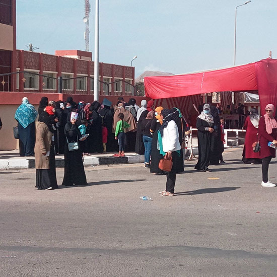 طوابير أمام اللجان الانتخابية بمدينة طور سيناء (4)