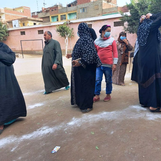 زحام أمام اللجان فى جولة الإعادة لانتخابات مجلس النواب بالغربية (4)