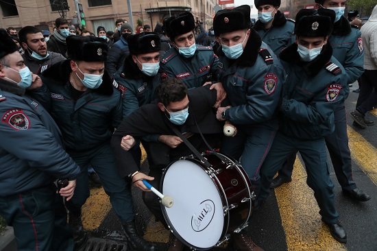 الشرطة تضبط متظاهر في أرمينيا