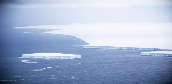 الكتلة الجليدية فى مياه المحيط