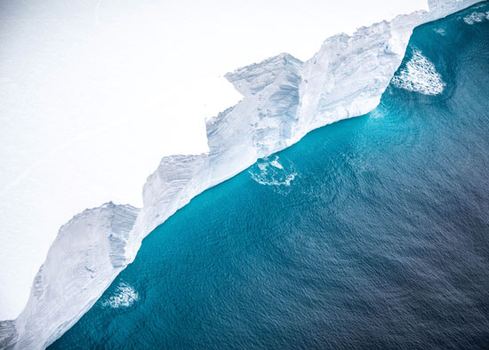 صورة توضح حجم الجبل الجليدى العملاق