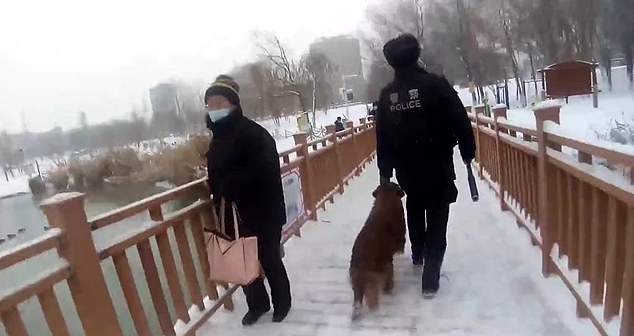 ضابطين ينقذون كلب من بحيرة متجمدة في الصين (3)