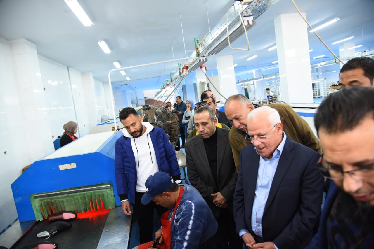 محافظ بورسعيد يتفقد مجمع 54 مصنع للصناعات الصغيرة (6)