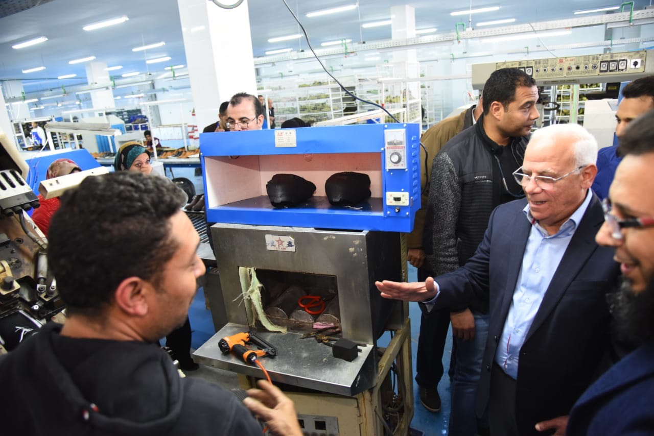 محافظ بورسعيد يتفقد مجمع 54 مصنع للصناعات الصغيرة (4)