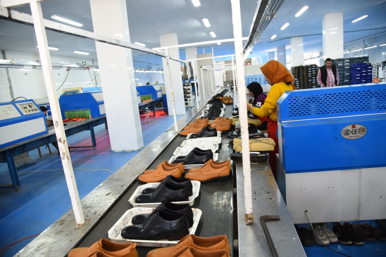 محافظ بورسعيد يتفقد مجمع 54 مصنع للصناعات الصغيرة (12)