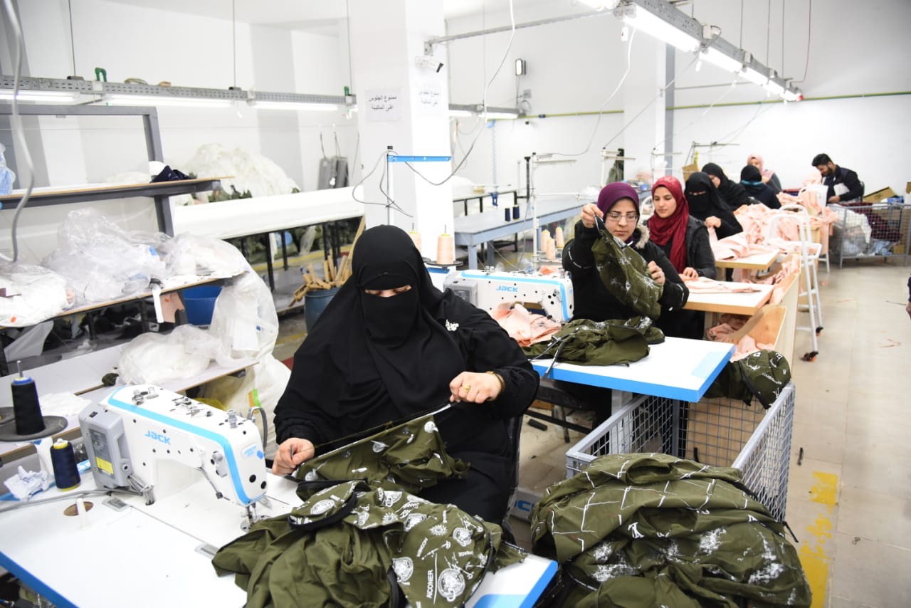 محافظ بورسعيد يتفقد مجمع 54 مصنع للصناعات الصغيرة (7)