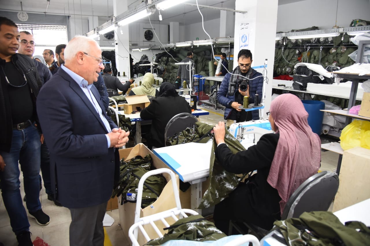 محافظ بورسعيد يتفقد مجمع 54 مصنع للصناعات الصغيرة (2)