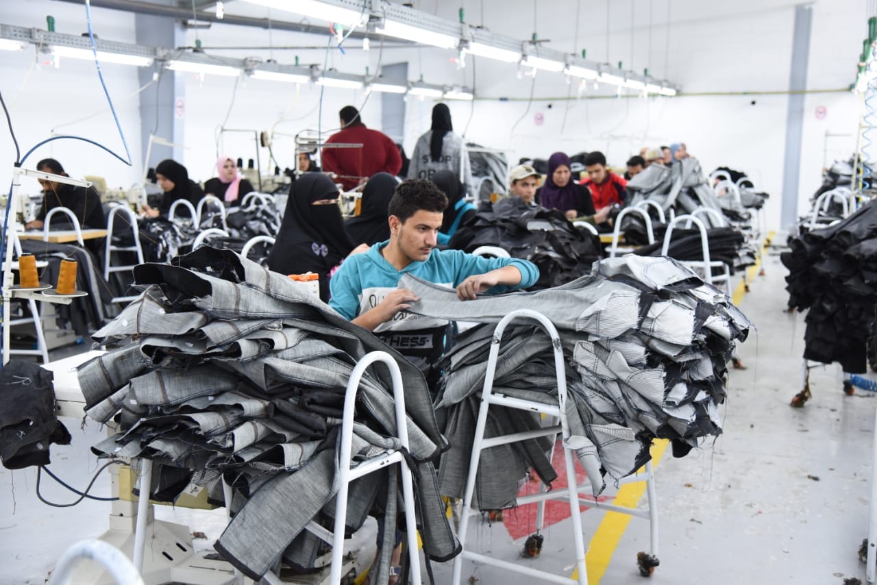 محافظ بورسعيد يتفقد مجمع 54 مصنع للصناعات الصغيرة (10)
