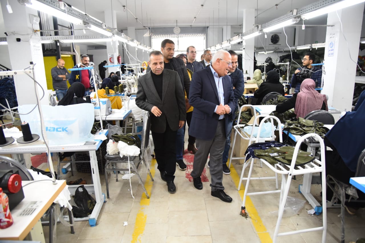 محافظ بورسعيد يتفقد مجمع 54 مصنع للصناعات الصغيرة (9)