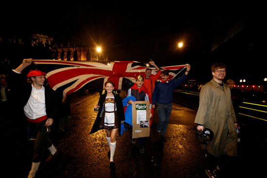 مواطنون يرفعون العلم فى شوارع لندن