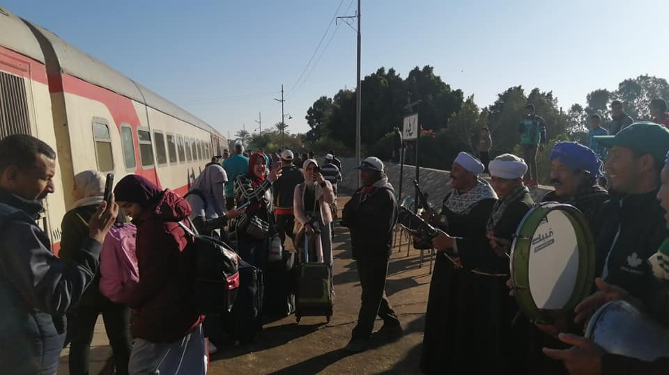 شاهد الإستقبال الحافل بنزول أول الوفود بقطار الشباب في محطة سكك حديد الطود (5)
