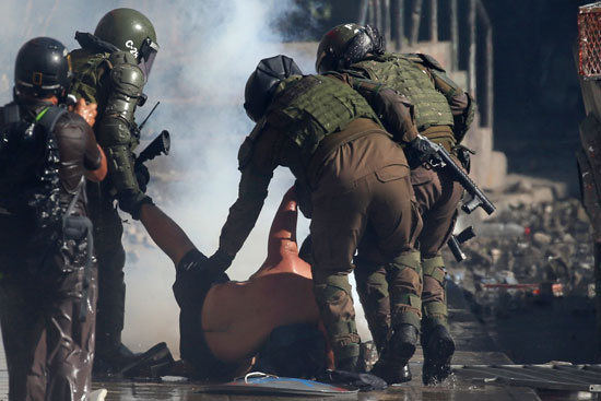 قوات الامن تقبض على احد المتظاهرين