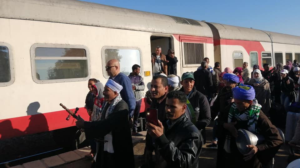 شاهد الإستقبال الحافل بنزول أول الوفود بقطار الشباب في محطة سكك حديد الطود (1)