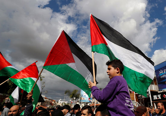 العلم الفلسطينى يرفرف وسط الاحتجاج