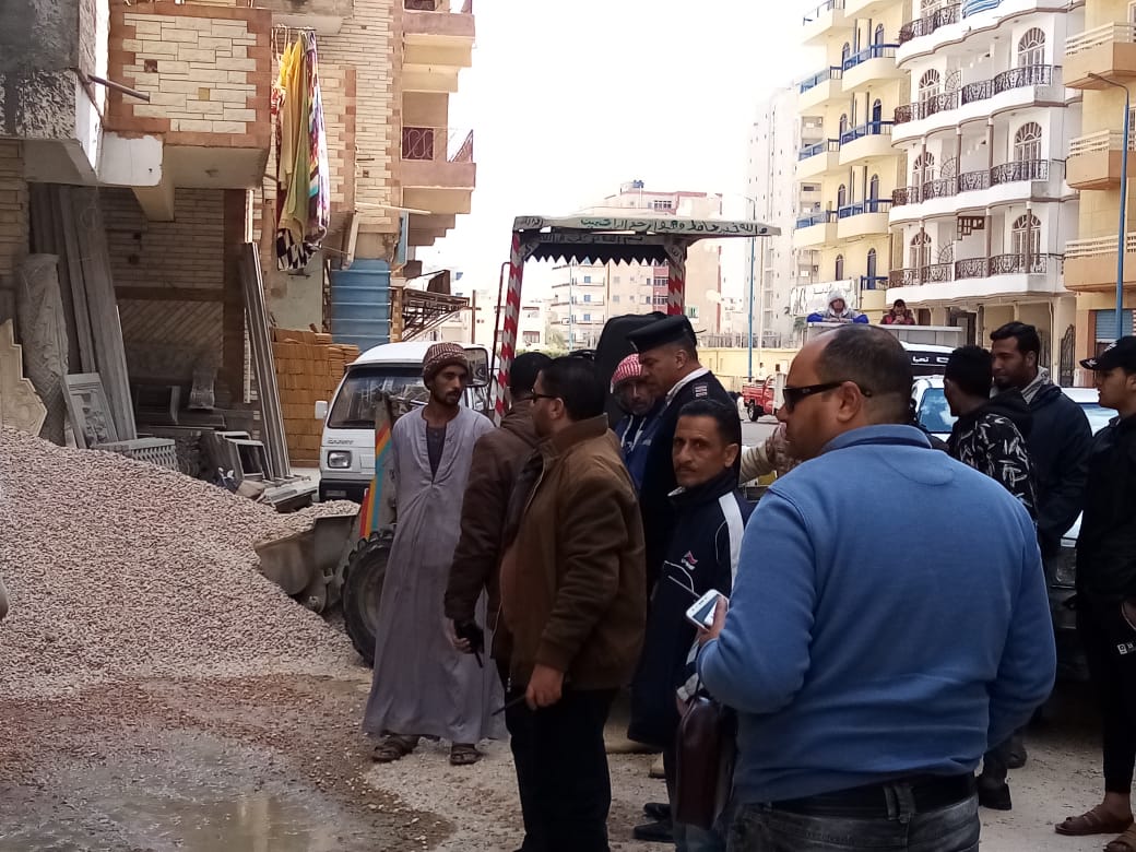 ضبط مخالفات بناء ومعدات تعمل بدون ترخيص بمنطقة كورنيش مرسي مطروح  (5)