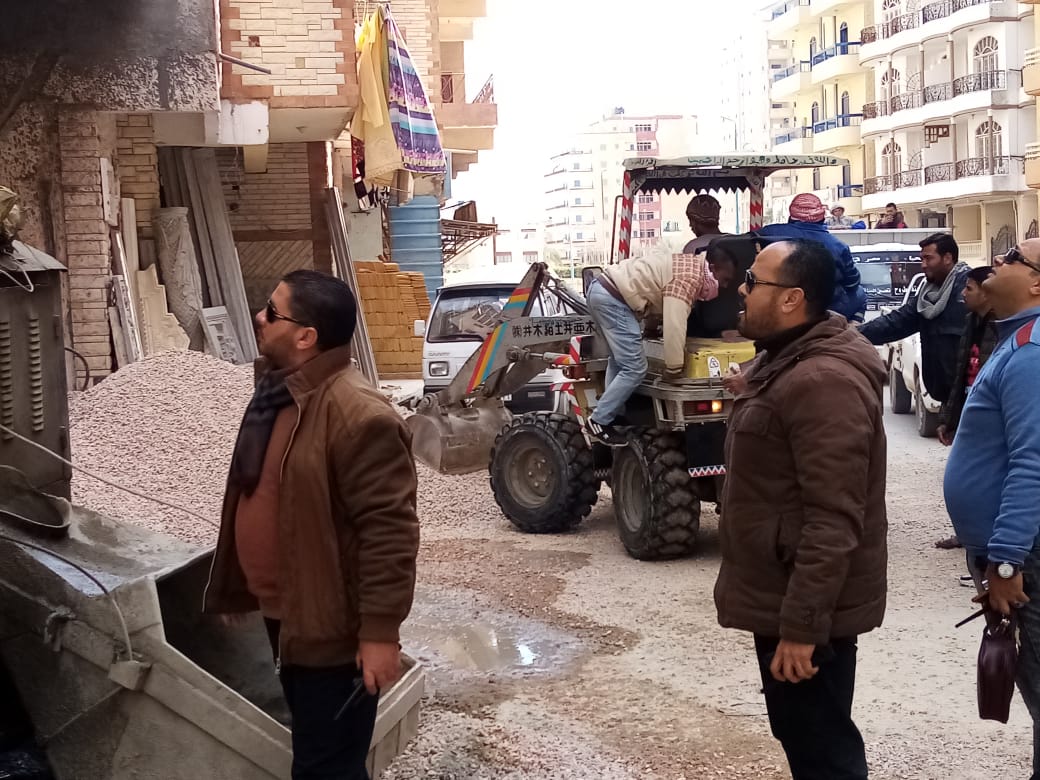 ضبط مخالفات بناء ومعدات تعمل بدون ترخيص بمنطقة كورنيش مرسي مطروح  (4)
