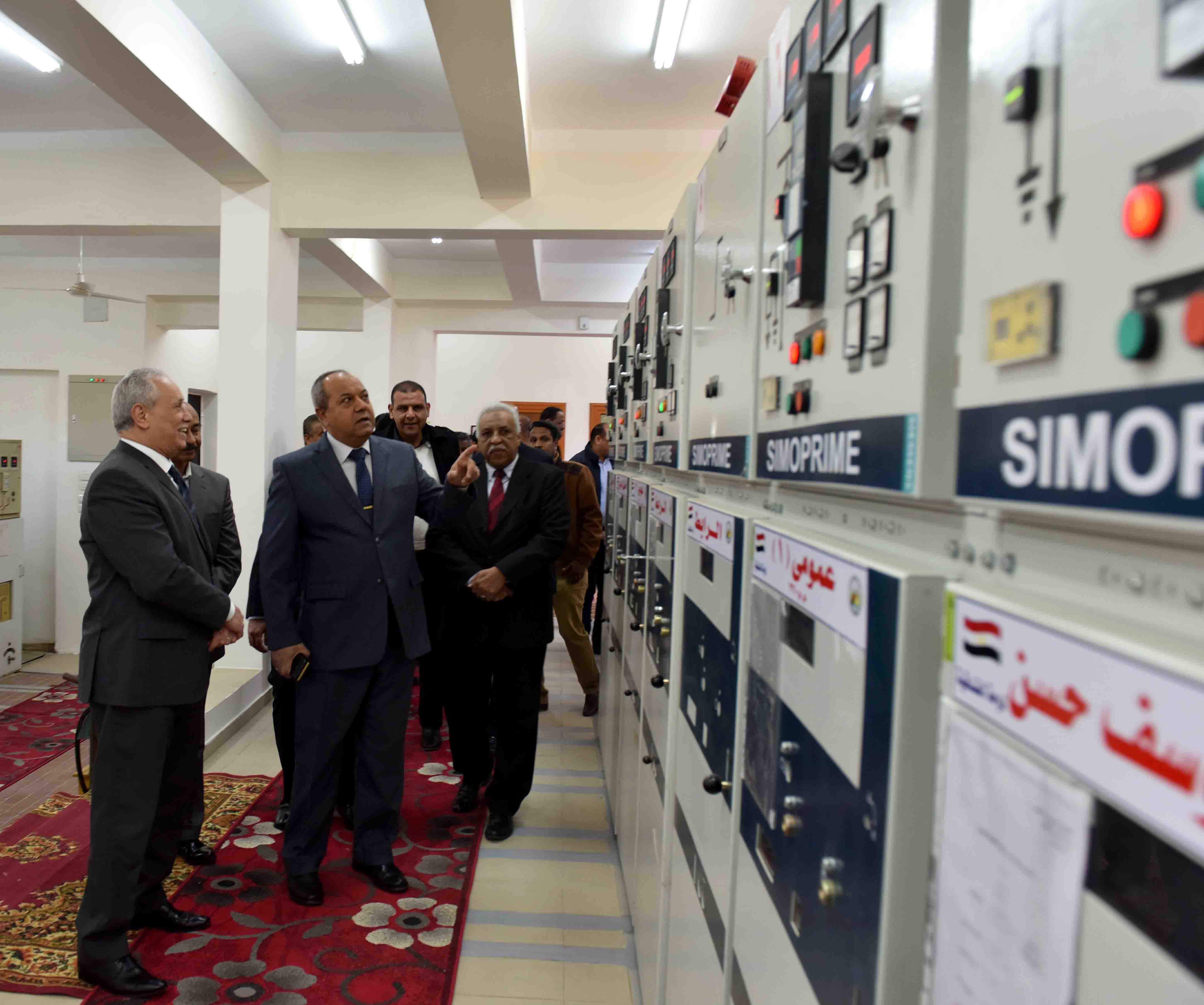 محافظ الأقصر يلتقى برئيس شركة مصر العليا لتوزيع الكهرباء  (3)
