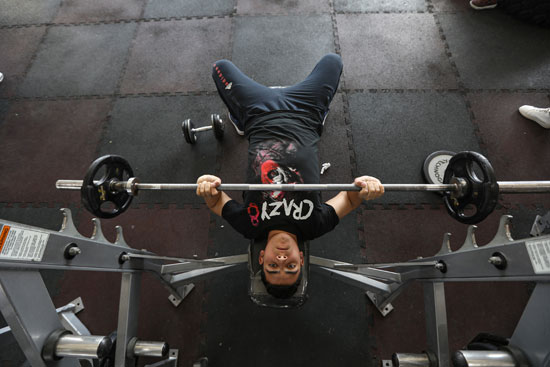 ابن رافع الأثقال الكردي شميس الدين يتدرب في صالة رياضية