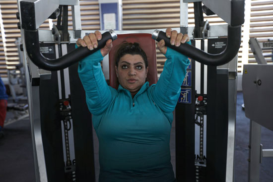 زوجة شمس الدين تؤدى تمارين في صالة رياضية في كركوك