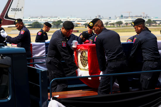 قوات-تايلاند-تحمل-جثامين-الضحايا