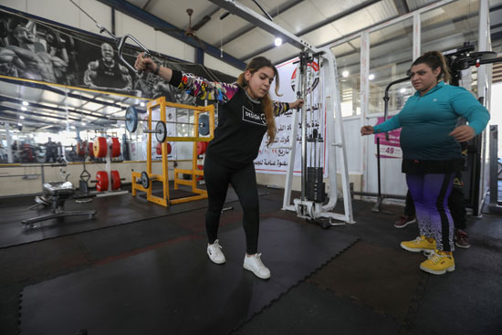 ابنة رافع الأثقال الكردي شميس الدين تدريبات في صالة رياضية