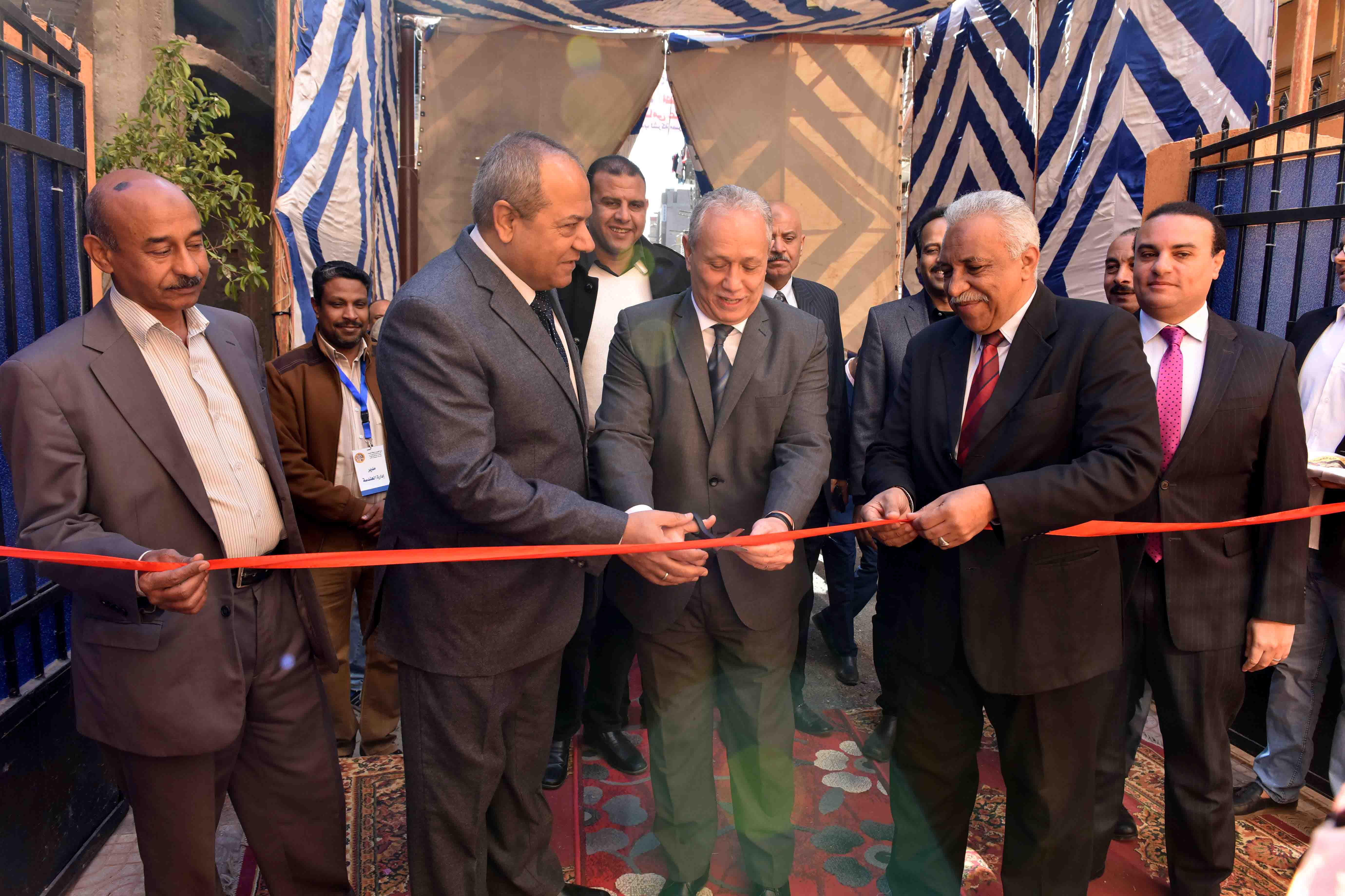 محافظ الأقصر يلتقى برئيس شركة مصر العليا لتوزيع الكهرباء  (2)