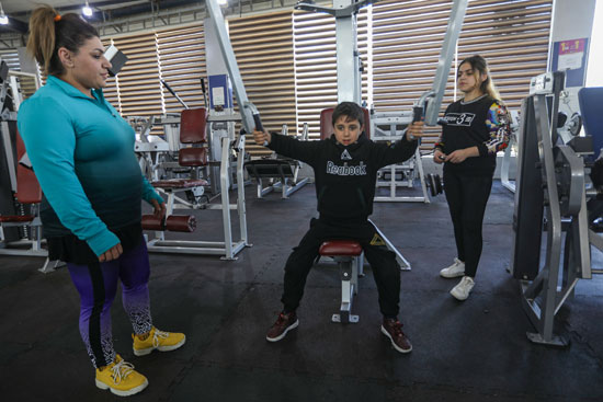 نجل رفع الأثقال الكردي شميس الدين يتدرب في صالة رياضية