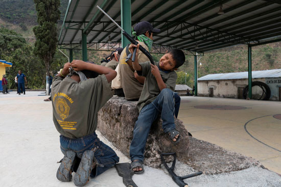 أطفال مكسيكيون يتدربون على حمل السلاح