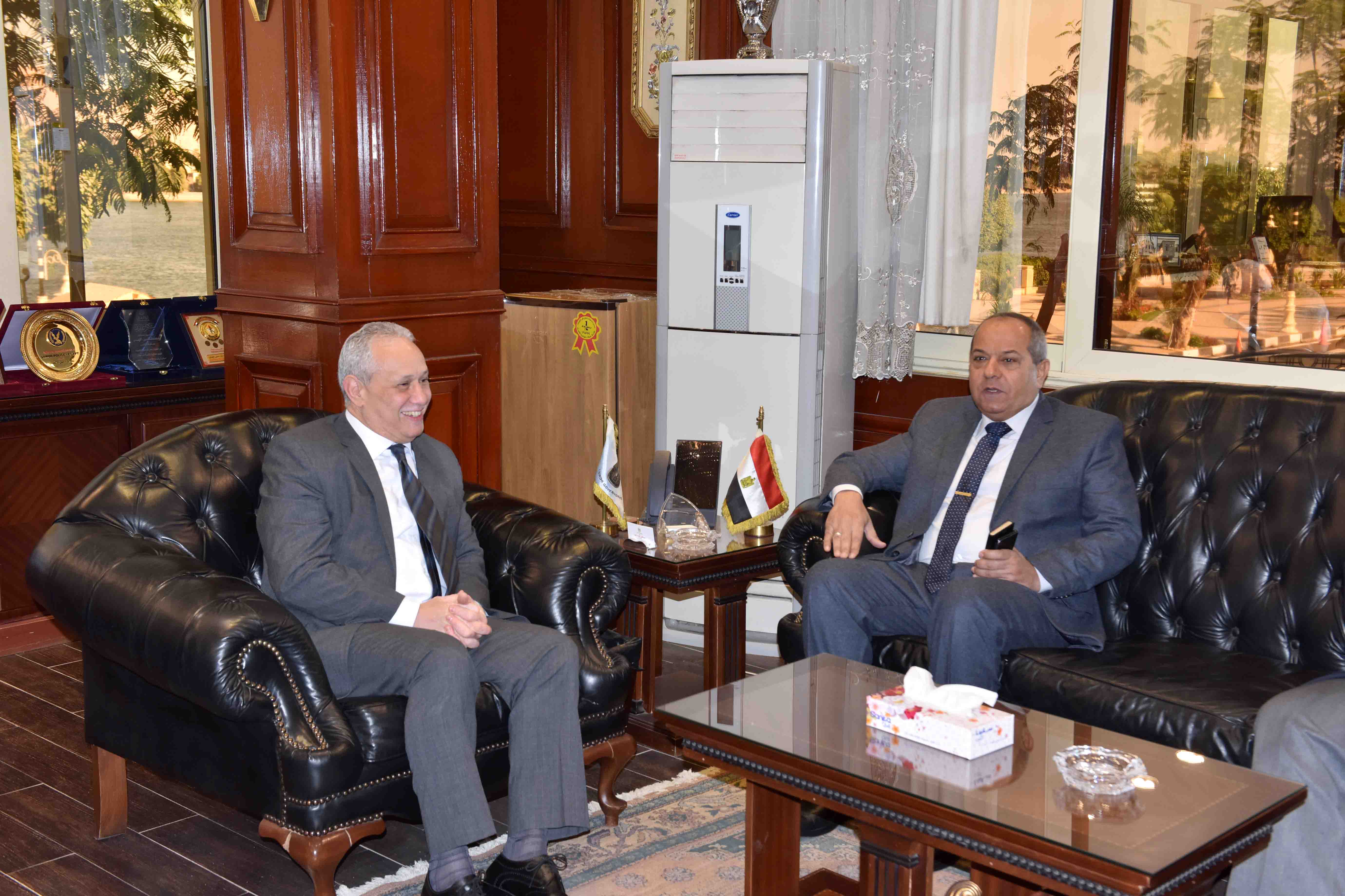 محافظ الأقصر يلتقى برئيس شركة مصر العليا لتوزيع الكهرباء  (1)