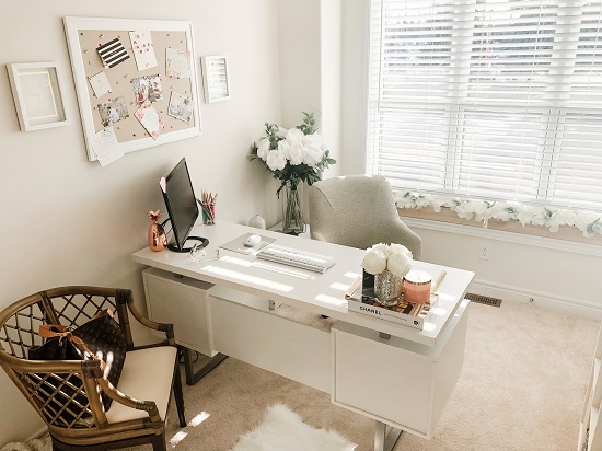 غرفة مكتب باللون الأبيض