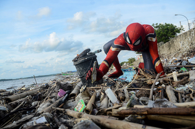 سبايدر مان يجمع القمامة على شواطئ إندونيسيا