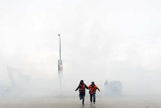 طلاب يهربون من الغاز المسيل للدموع