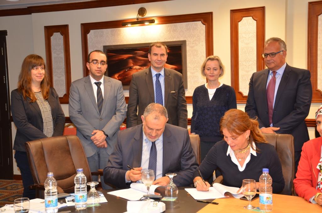 نائب محافظ الإسماعيلية يشهد مراسم توقيع اتفاقية للتعاون مع البنك الأوروبى (3)