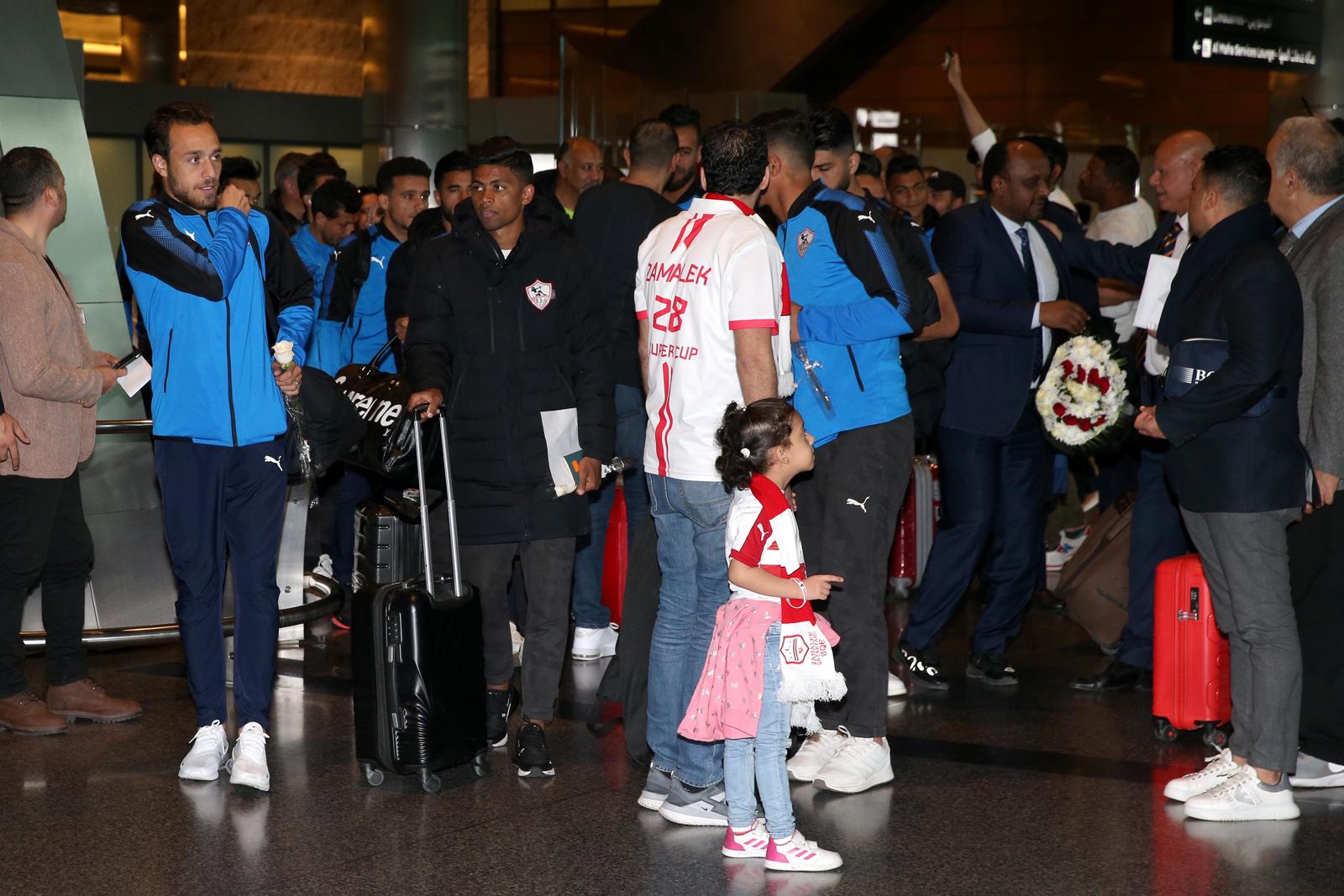 لاعبو الزمالك وسط الجماهير في مطار الدوحة