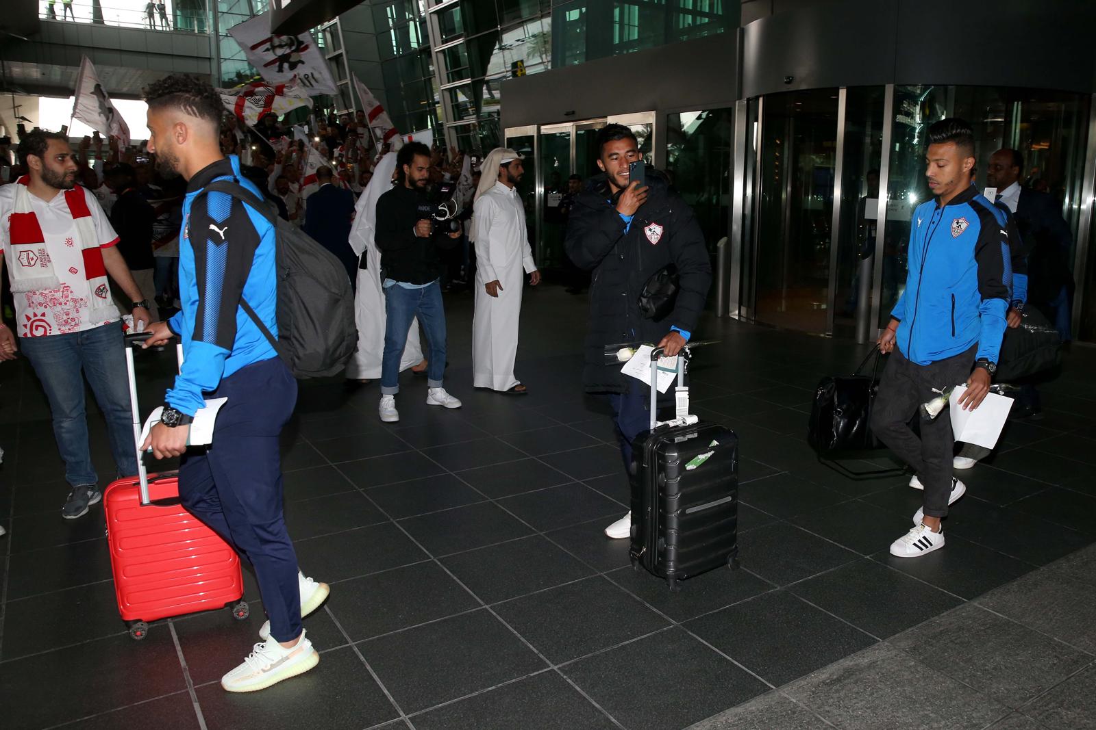 لاعبو الزمالك يلتقطون صورا لاستقبال الجماهير لهم في قطر