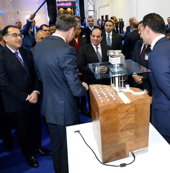 الرئيس السيسى يتفقد أجنحة معرض مصر الدولي للبترول (4)