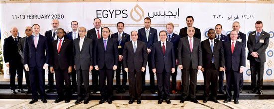 الرئيس السيسى يتفقد أجنحة معرض مصر الدولي للبترول (1)