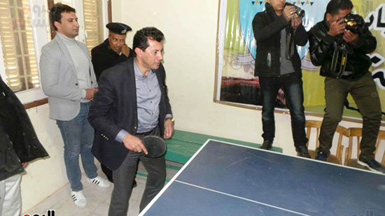 وزير الرياضة يتحدى محافظ أسوان فى مباراة تنس طاولة (6)
