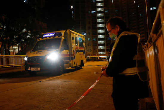 سيارة إسعاف تغادر مبنى سكن عام أعقاب اندلاع فيروس التاج الجديد