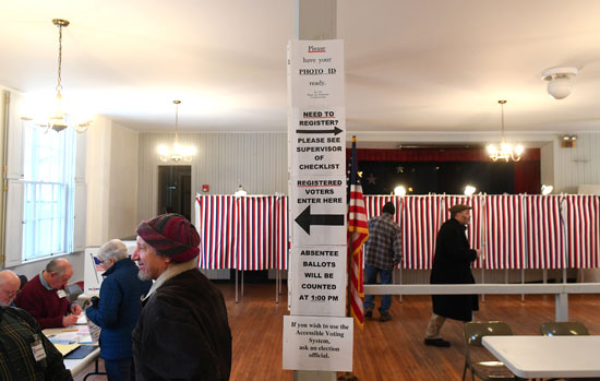 يصل الناخبون إلى مكان الاقتراع للإدلاء بأصواتهم في الانتخابات الرئاسية الأولية