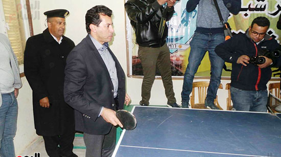 وزير الرياضة يتحدى محافظ أسوان فى مباراة تنس طاولة (2)